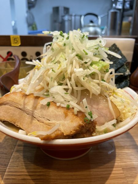 「ミニ（野菜にんにくシロ）＋豚1枚＋味玉＋海苔¥1,130」@(SCLabo)の写真