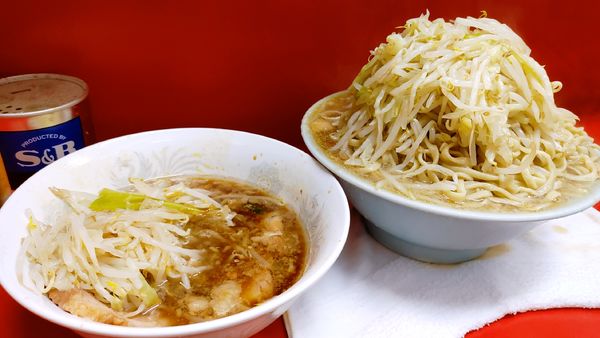 「麺増し大・硬め（ヤサイカラメ）￥６５０」@ラーメン二郎 三田本店の写真