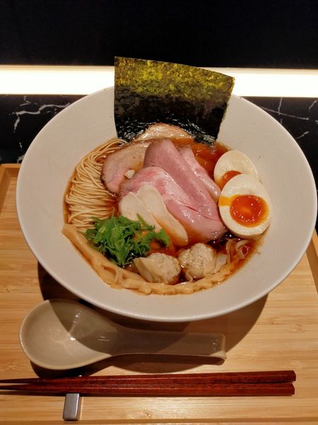 「特性醤油らぁめん1150円＋チャーシュートッピング」@麺や SO林の写真