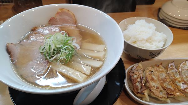「手揉みラーメン、餃子、ライス」@あさりスープの手もみラーメン ちゃいなぽーと 焼山店の写真