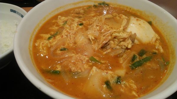 「チゲ味噌ラーメン 640円＋半ライス 120円」@日高屋 春日駅前店の写真