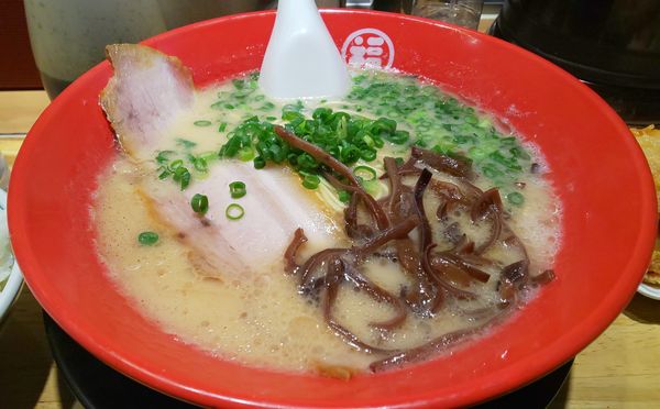 「特製ラーメン+唐揚げ×2++白飯+替え玉」@豚骨らーめん 福の軒 秋葉原店の写真