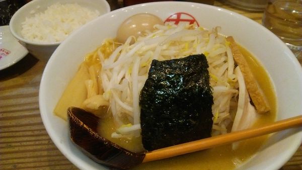 「味噌とんこつラーメン 880円＋半ライス 100円」@九十九ラーメン 津田沼店の写真