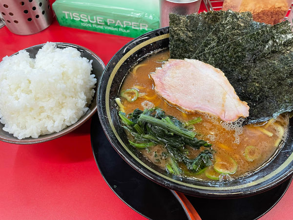 「ラーメン＋ライス大盛り」@IEKEI_TOKYO 王道家直系の写真