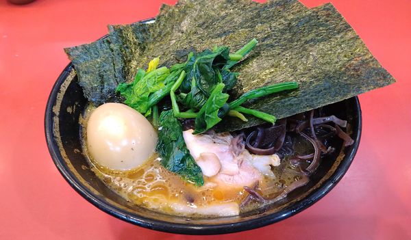 「ラーメン(麺硬め･味濃いめ)+味玉･海苔･木耳」@家系総本山 ラーメン吉村家の写真