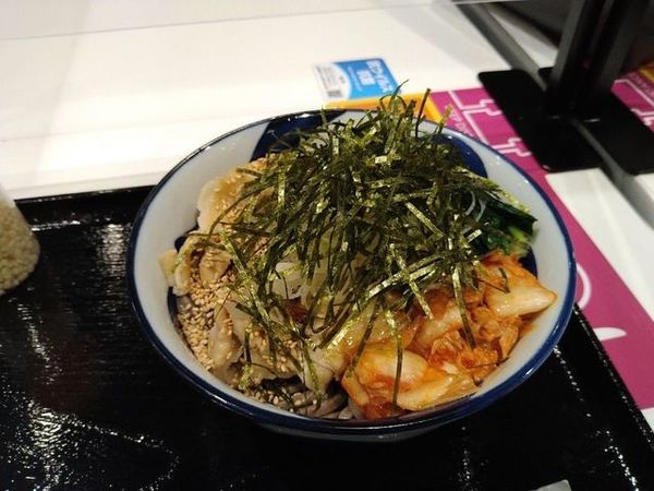 「キムチぶっかけラー油肉蕎麦（にらトッピング）」@蕎麦とラー油で幸なった。 イオンモール京都桂川店の写真