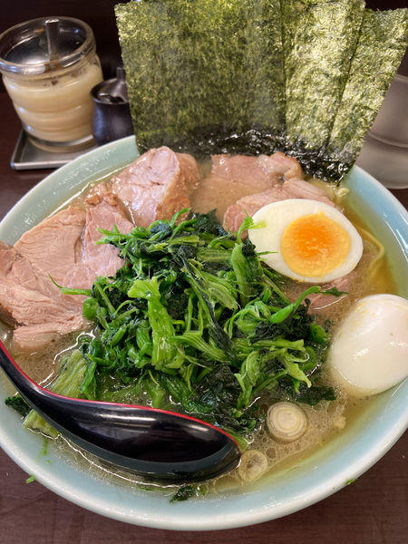 「チャーシューメンほうれん草増し（玉子は店主さんご厚意）」@ラーメンショップ 二ツ橋店の写真
