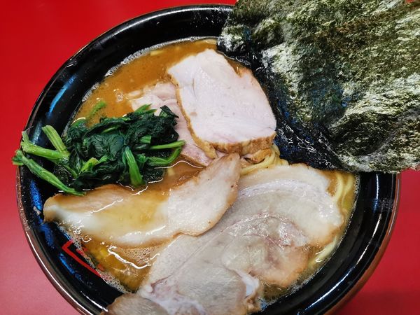 「ラーメン＋大盛」@家系ラーメン王道家直伝 との丸家 松飛台店の写真