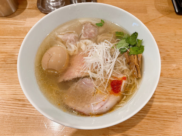 「MIXワンタン煮卵塩」@地球の中華そばの写真