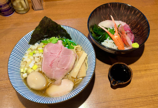 「煮干そば白醤油 特製ver. & 海鮮丼」@寿製麺よしかわ 川越店の写真