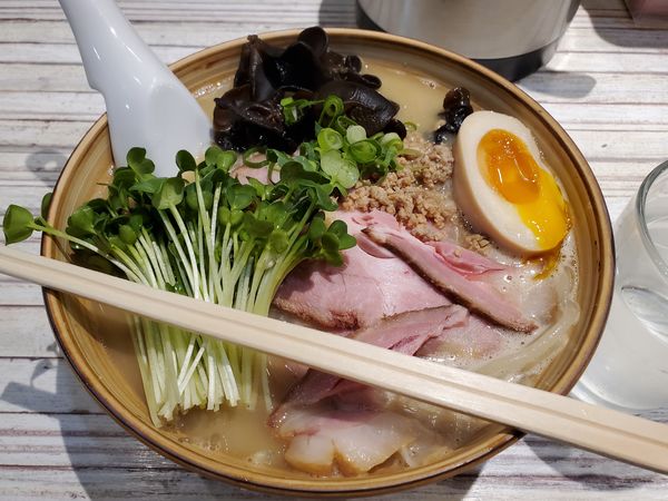 「味噌らーめん・ぜんぶのせ」@らーめん春友流の写真