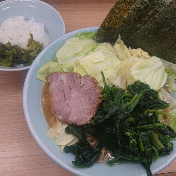「キャベツラーメン中900円(硬め)、ほうれん草50円、ライス」@横浜ラーメン 武蔵家 明大前店の写真