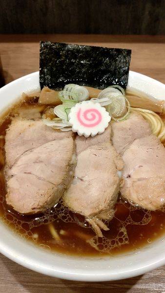「贅沢肉出汁の醤油ラーメン（1000円税込）」@煮干拉麺 小烏丸 問屋町店の写真