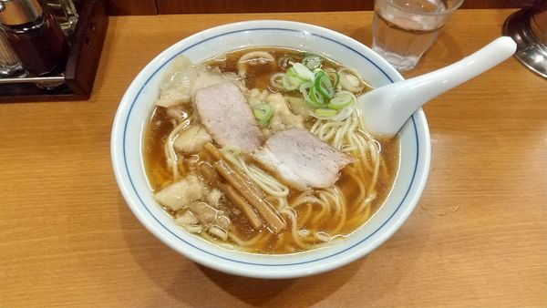 「ワンタンメン1000円、背脂」@共楽の写真