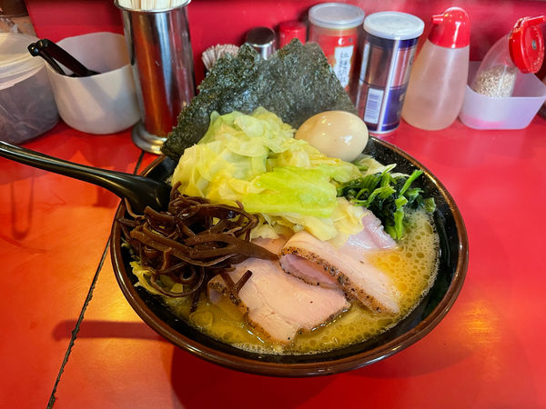 「昼飯セット　¥900（ラーメン中盛り、味玉、海苔5枚、チャーシュ」@どんとこい家の写真