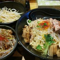 特製鶏油まぜそば・大盛・野菜増し・鶏ネギ丼（小）