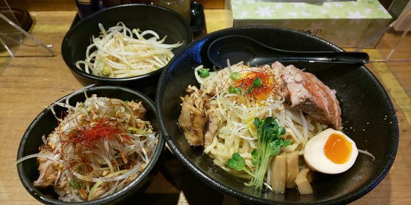 「特製鶏油まぜそば・大盛・野菜増し・鶏ネギ丼（小）」@まぜそば専門店 かぐら 立川店の写真