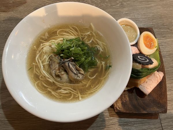 「牡蠣と煮干しのらぁ麺830円＋ちょい盛り120円」@ニボシラァメン コハクの写真