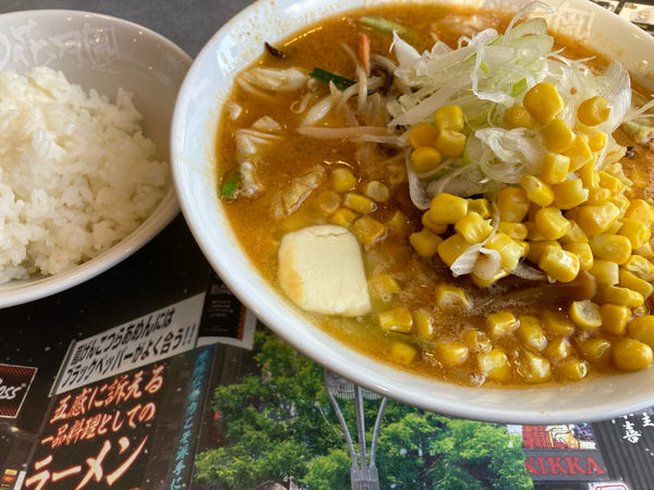 「札幌味噌ラーメンけやきコーンバター　ライス」@らあめん花月嵐 ひたちなか高場店の写真
