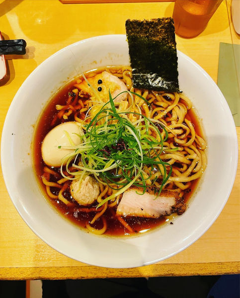 「味玉醤油そば（手揉み麺）」@饗 くろ㐂の写真