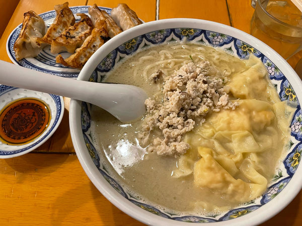 「揚州濃厚塩ラーメン + 揚州エビワンタン」@中国ラーメン 揚州商人 昭島モリタウン店の写真