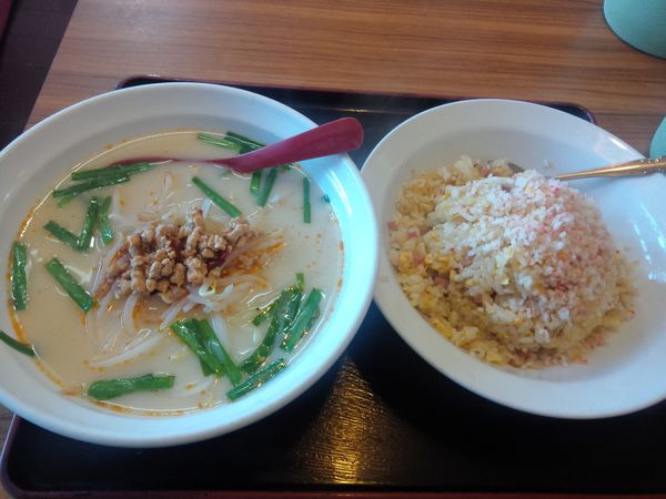 「ラーメンセット（台湾豚骨ラーメン＋カニチャーハン）８２５円」@豊龍園の写真