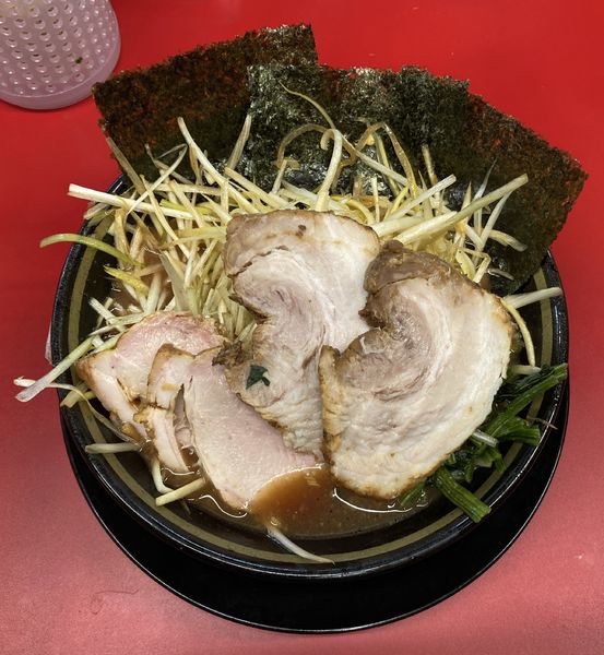 「ネギラーメン(白・和風スパイス)＋豚バラ2枚」@IEKEI_TOKYO 王道家直系の写真