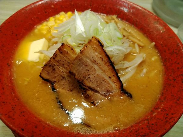 「彩（味噌ラーメン、チャーシュー、コーン、メンマ）890円＋バター」@みそ吟 鶴舞店の写真