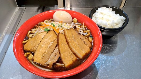 「特ブラックらーめん(大)＋ライス」@麺創研 紅 BLACKの写真