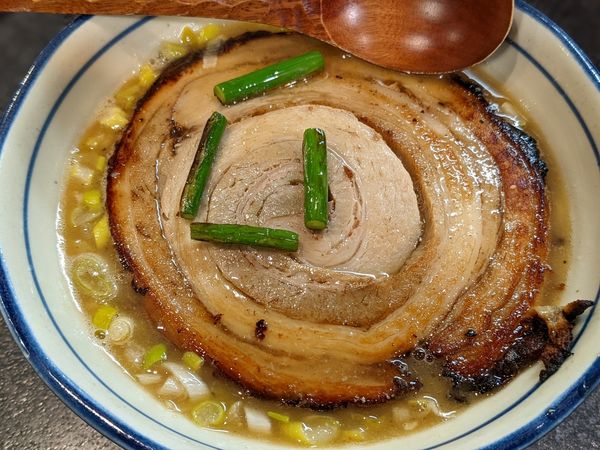 「冬季限定　落し蓋ラーメン」@烈志笑魚油 麺香房 三くの写真