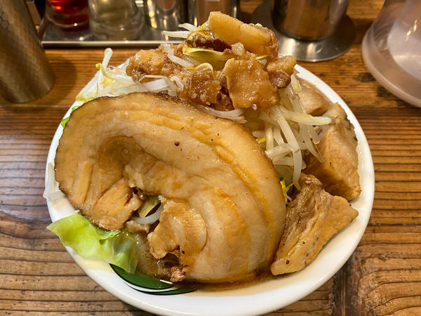 「雷そば 中　950円　トロ豚 200円」@雷 千葉駅前店の写真