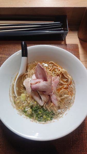 「ピリ辛煮干し蕎麦 鶏肉ver」@芛堂寺の写真