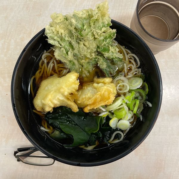 「あんこう天と春菊天そば」@名代 箱根そば 秋葉原店の写真