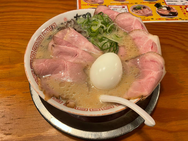 「チャーシューとんこつラーメン + ゆでたまご + 替え玉」@博多屋台 六助の写真