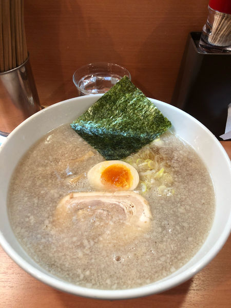 「醤油ラーメン900円」@らーめん香月 五反田店の写真