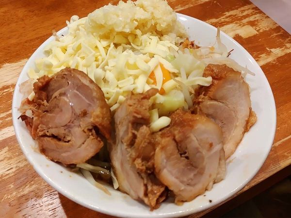 「まぜそば小 豚入り（＋味玉＋チーズ）」@麺屋豚道場の写真