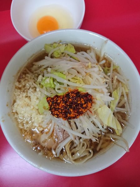「小ラーメン 麺半分 750円＋生たまご 50円」@ラーメン二郎 千住大橋駅前店の写真
