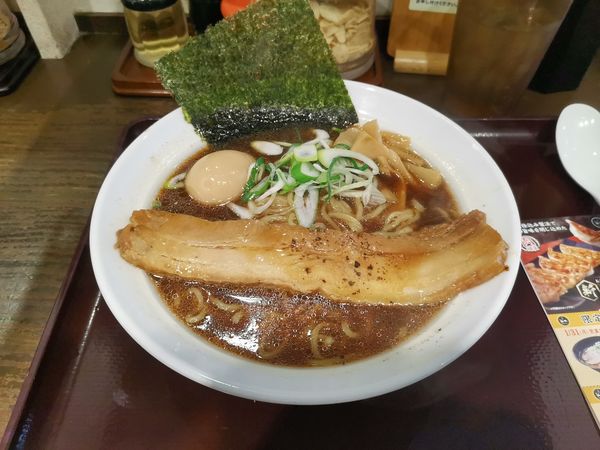 「ブラックラーメン 890円　玉子 120円 餃子 300円」@北海道らぁめん 伝丸 環八羽田店の写真