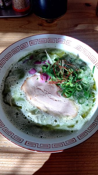 「とんこつジェノベーゼ（バジル風味）　850円」@豚骨ラーメン おかだの写真