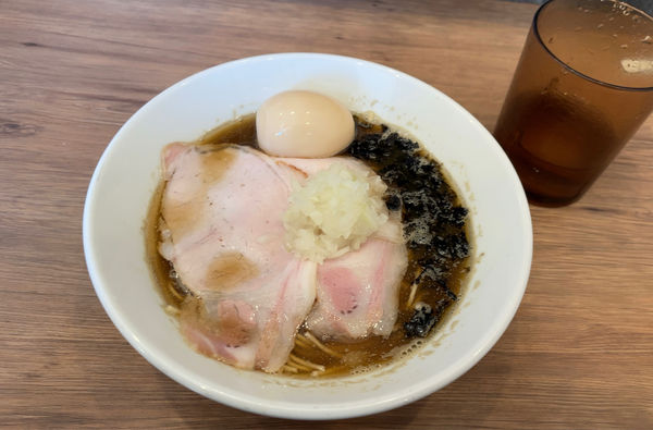 「煮干搾りwith味玉」@煮干拉麺 小烏丸 問屋町店の写真
