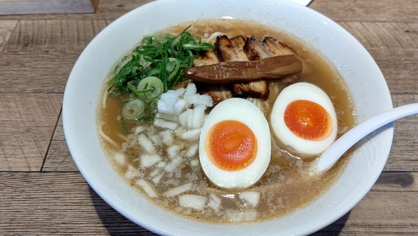 「豚鶏そば特製（醤油）」@伊藤商店の写真