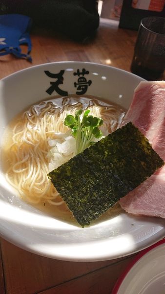 「黄金の100%煮干らーめん（白）」@めんや天夢の写真