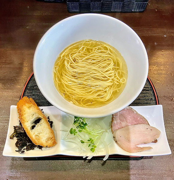 「片口鰯の稚魚煮干しらぁめん」@麺処 学の写真