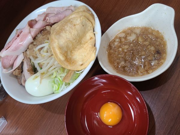 「油そば中　南部　卵類　豚増mix」@どでん 西川口店の写真