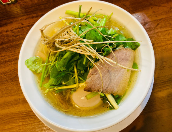 「【限定】せりラーメン 塩＋味玉」@中華そば 一休の写真