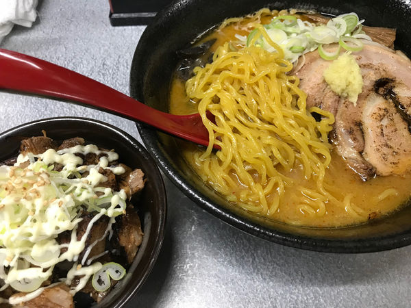 「みそラーメン、チャーマヨめし」@サッポロラーメン エゾ麺ロックの写真