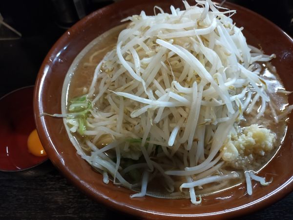 「小ラーメン900円(大100円)+生卵50円」@豚星。の写真