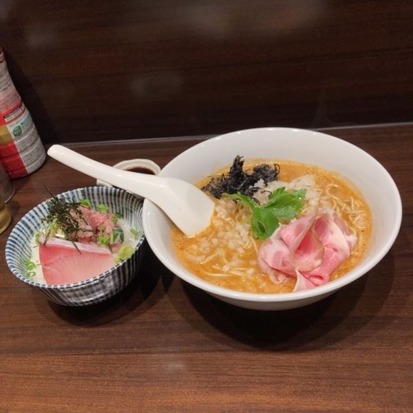 「オマール海老そば＋海鮮丼」@寿製麺 よしかわ 西台駅前店の写真