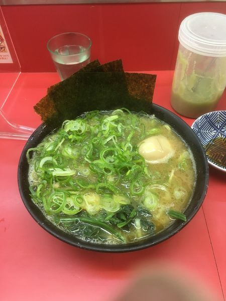 「並ラーメン+味玉+青ネギ」@ラーメン杉田家の写真