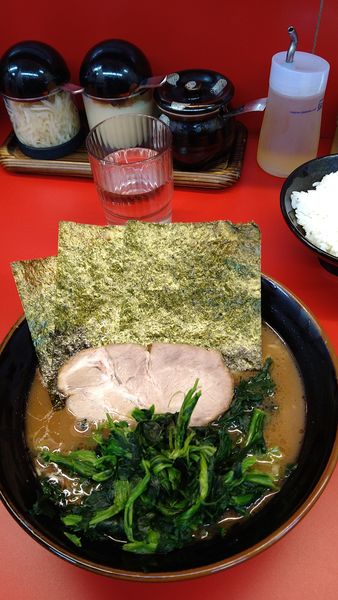 「ラーメン並　ホウレン草トッピング」@横浜ラーメン 山本家の写真